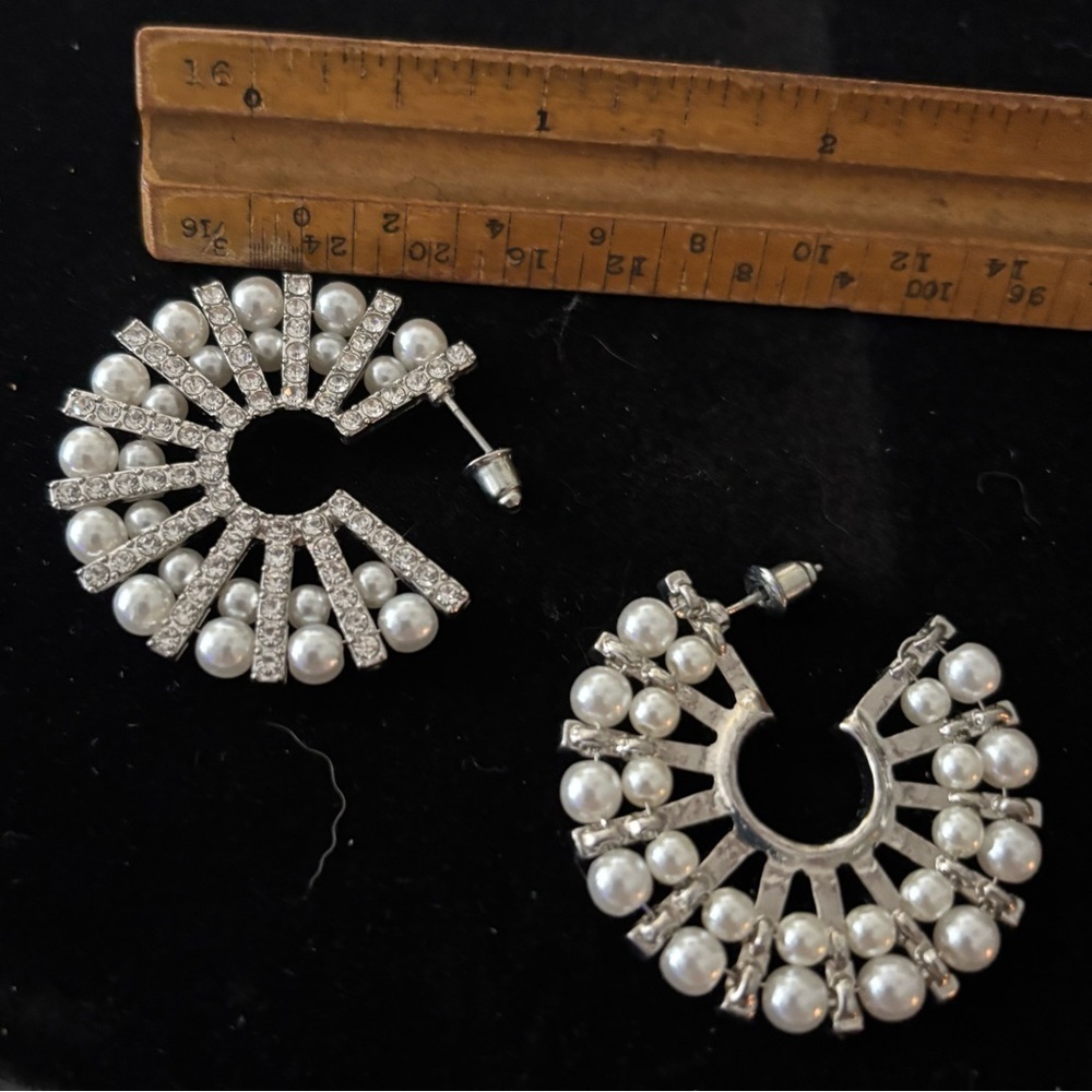 Elegant Silver, crystal and Pearl Earrings - Picture 2 of 2